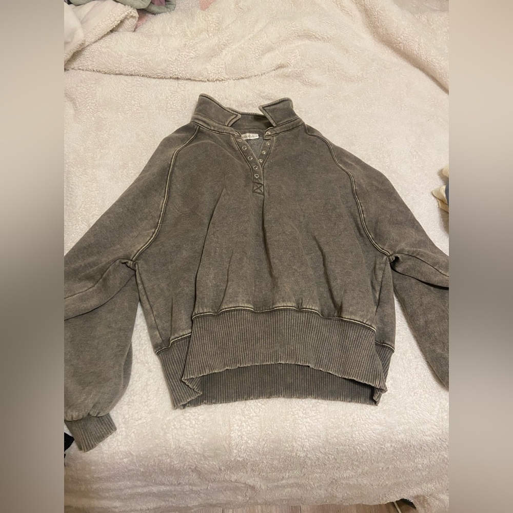Women's green crewneck